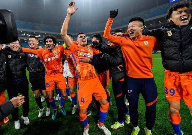 反败为胜引发热议！，浓眉哥在利物浦比赛中出色防守引发球迷热议的简单介绍